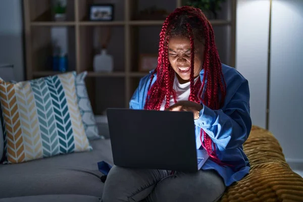 Mujer Afroamericana Con Cabello Trenzado Usando Computadora Portátil Noche Señalando —  Fotos de Stock