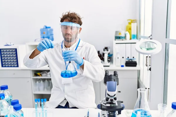 Ung Latinamerikan Man Bär Vetenskapsman Uniform Håller Provrör Laboratoriet — Stockfoto