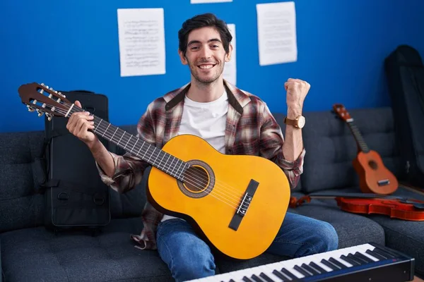 Latin Asıllı Genç Adam Müzik Stüdyosunda Klasik Gitar Çalıyor Gururla — Stok fotoğraf