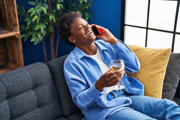African American Woman Talking Smartphone Drinking Champagne Home — Stock Photo, Image