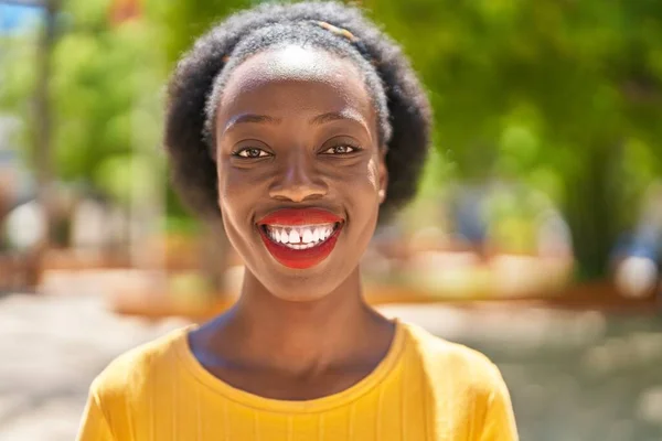 Afro Amerikalı Kadın Parkta Kendinden Emin Bir Şekilde Gülümsüyor — Stok fotoğraf