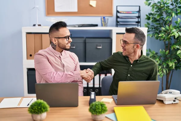 Two Men Business Workers Shake Hands Working Office — Stock Photo, Image