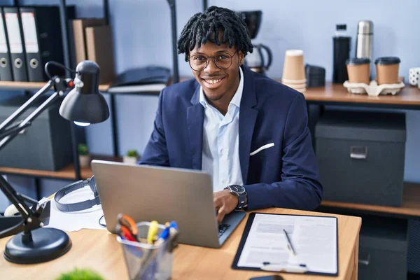 African American Man Business Worker Using Laptop Working Office — Foto de Stock