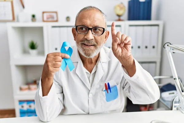 Mature Doctor Man Holding Blue Ribbon Clinic Surprised Idea Question — Stockfoto