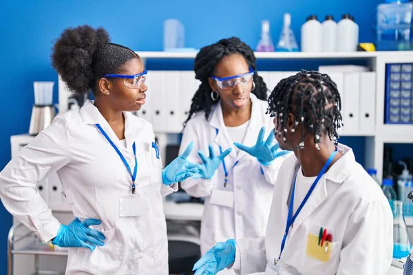 Afrikanische Freunde Wissenschaftler Sprechen Labor — Stockfoto