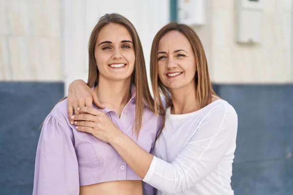 Two Women Mother Daughter Hugging Each Other Street — Stock Photo, Image