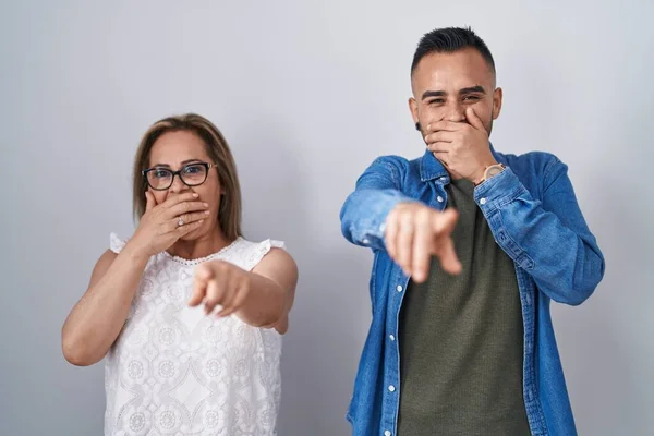 西班牙裔母亲和儿子站在一起嘲笑你 用手指对着摄像机 满嘴羞愧的表情 — 图库照片