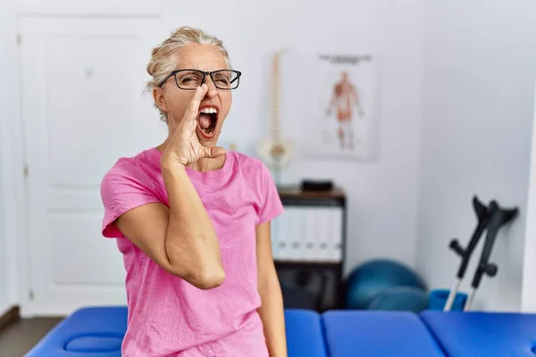Mujer Rubia Mediana Edad Clínica Recuperación Del Dolor Gritando Gritando — Foto de Stock