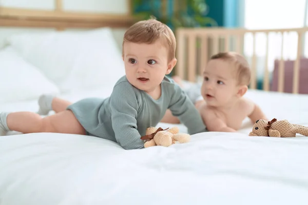 Zwei Kleinkinder Liegen Auf Bett Und Spielen Mit Teddybär Schlafzimmer — Stockfoto