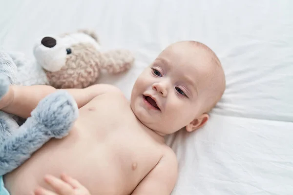 Liebenswertes Kaukasisches Baby Das Auf Dem Bett Liegt Und Ins — Stockfoto
