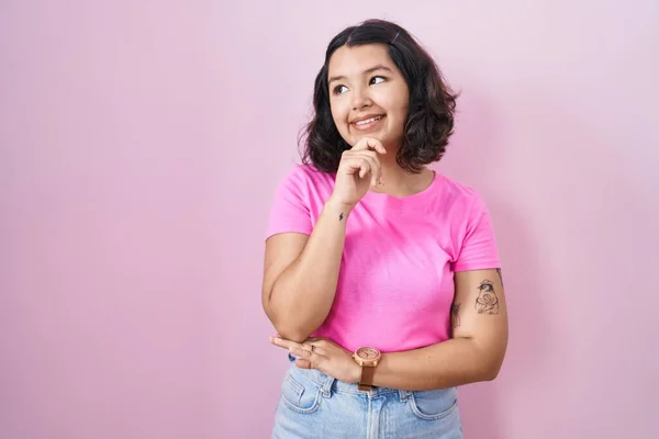 Young Hispanic Woman Standing Pink Background Hand Chin Thinking Question —  Fotos de Stock