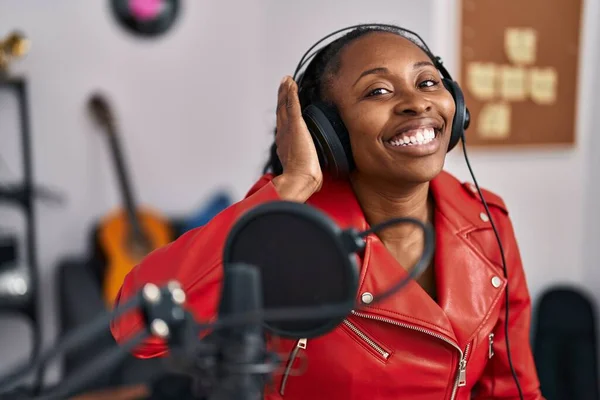 Afrikaans Amerikaanse Vrouw Muzikant Zingen Lied Muziekstudio — Stockfoto