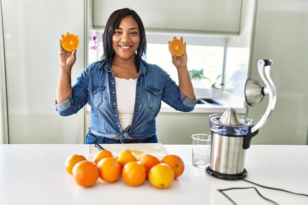 Hispanic Brunette Woman Holding Half Oranges Kitchen — Stok fotoğraf