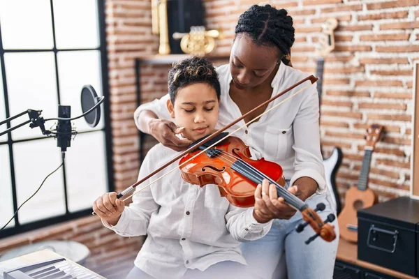 African American Mother Son Student Learning Play Violin Music Studio — Fotografia de Stock