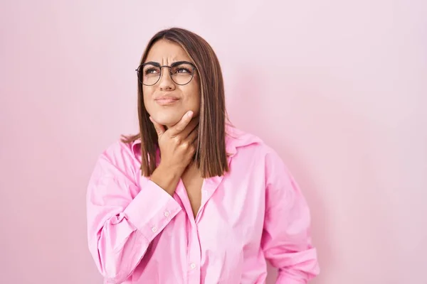 Young Hispanic Woman Wearing Glasses Standing Pink Background Touching Painful — Stockfoto