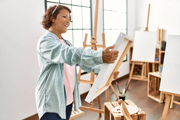 Middle Age Hispanic Artist Woman Smiling Happy Holding Canvas Art — ストック写真