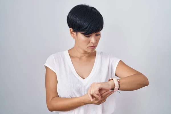 Young Asian Woman Short Hair Standing Isolated Background Checking Time — 스톡 사진
