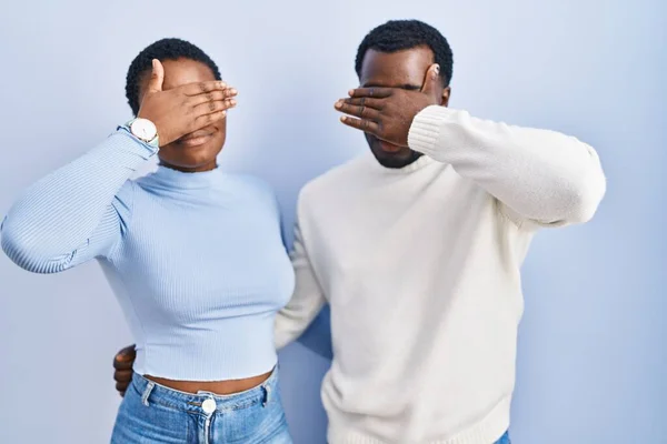 Genç Afro Amerikan Çifti Mavi Arka Planda Duruyor Gözleri Kapatıyorlar — Stok fotoğraf