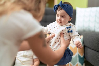 Sevimli çocuk evde yerde duruyor.