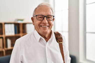 Psikoloji merkezinde kendine güvenen kıdemli psikolog.