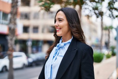 Sokakta kendine gülen genç İspanyol kadın.