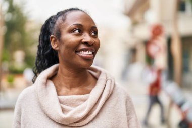 Sokakta kendine güvenen Afrikalı Amerikalı kadın gülümsüyor
