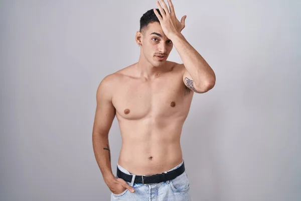 Pohledný Hispánec Stojící Bez Košile Překvapený Rukou Hlavě Omylem Nezapomeň — Stock fotografie