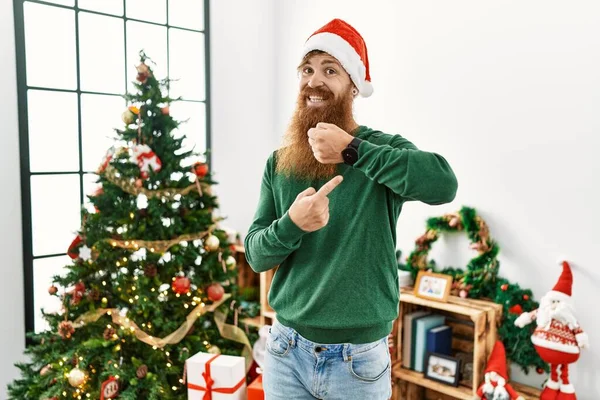 Redhead Man Long Beard Wearing Christmas Hat Christmas Tree Hurry — Stock Photo, Image