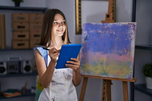 Adorable Girl Artist Using Touchpad Drawing Art Studio — 图库照片
