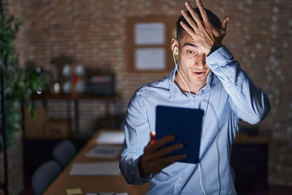 Handsome Hispanic Man Working Office Night Surprised Hand Head Mistake — Stock Photo, Image
