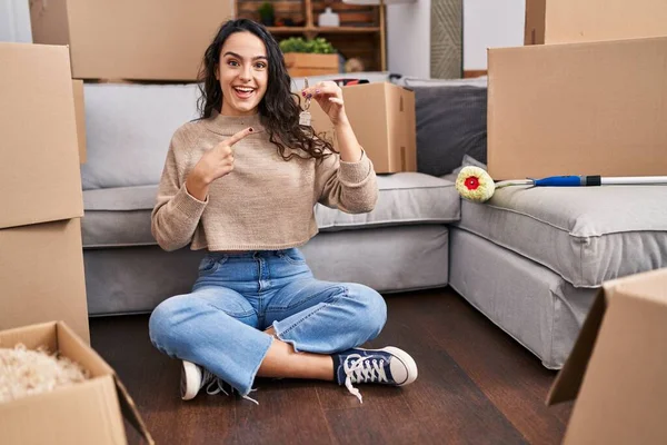 Young Brunette Woman Sitting Floor New Home Holding Keys Smiling — Stockfoto