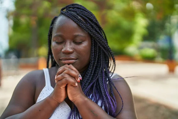 非洲裔美国妇女在公园闭着眼睛祈祷 — 图库照片