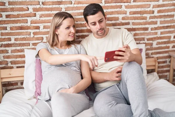 Man Vrouw Paar Verwacht Baby Kijken Video Smartphone Slaapkamer — Stockfoto