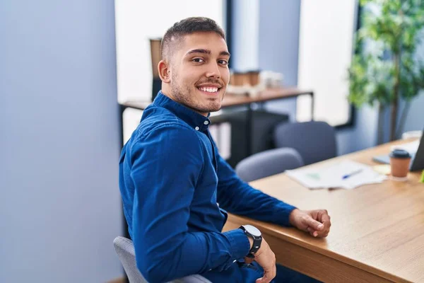 Joven Trabajador Negocios Hispano Sonriendo Confiado Sentado Des Oficina —  Fotos de Stock