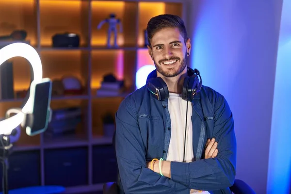 Young Caucasian Man Streamer Smiling Confident Sitting Arms Crossed Gesture — Foto de Stock