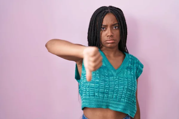 Young African American Braids Standing Pink Background Looking Unhappy Angry —  Fotos de Stock