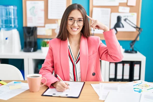 Young Hispanic Woman Working Office Wearing Glasses Smiling Pointing Head — Stock Photo, Image