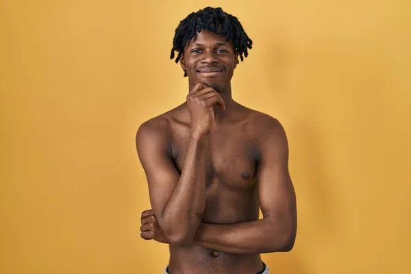 Joven Africano Con Rastas Pie Sin Camisa Mirando Confiado Cámara —  Fotos de Stock