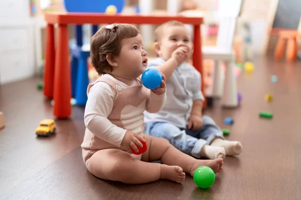 Twee Peuters Spelen Met Ballen Zittend Vloer Kleuterschool — Stockfoto