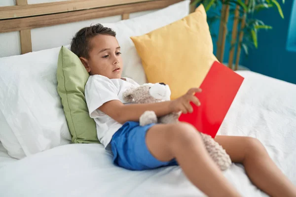 Sevimli Spanyol Bebek Yatakta Uzanmış Kitap Okuyor — Stok fotoğraf