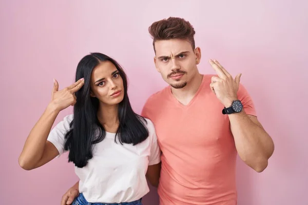 Young Hispanic Couple Standing Pink Background Shooting Killing Oneself Pointing — Stock Photo, Image