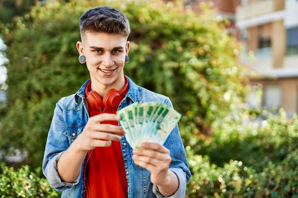 Jonge Kaukasische Man Glimlachend Met Russische Roebel Bankbiljetten Stad — Stockfoto