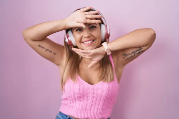 Young Blonde Woman Listening Music Using Headphones Smiling Cheerful Playing — Stockfoto