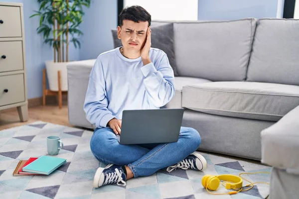 Non Binary Person Studying Using Computer Laptop Sitting Floor Hand — Stockfoto