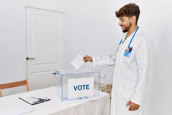 Young Arab Man Wearing Doctor Uniform Voting Electoral College — Stockfoto