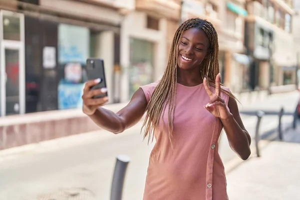 Afro Amerikalı Kadın Gülümsüyor Sokakta Akıllı Telefonun Yanında Özçekim Yapıyor — Stok fotoğraf