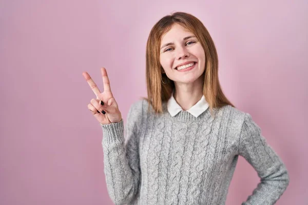 Beautiful Woman Standing Pink Background Smiling Looking Camera Showing Fingers — Zdjęcie stockowe