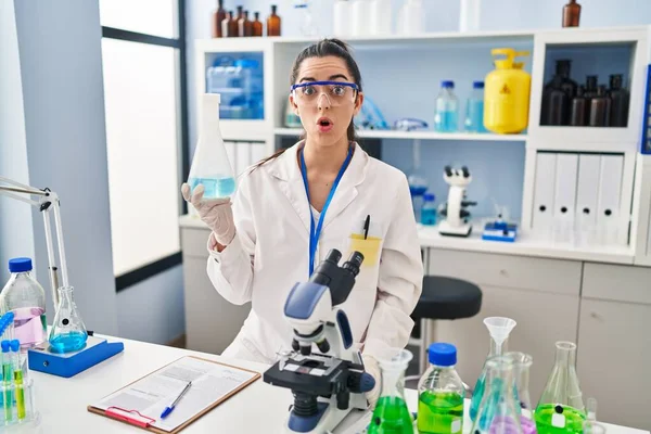 Mulher Hispânica Trabalhando Laboratório Cientista Assustada Espantada Com Boca Aberta — Fotografia de Stock