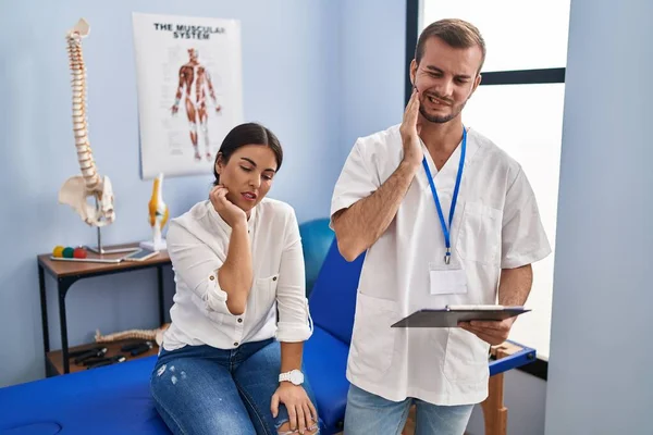Young Hispanic Woman Physiotherapist Appointment Touching Mouth Hand Painful Expression — Stockfoto