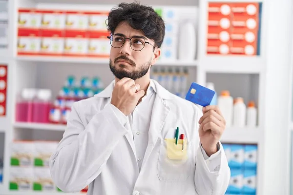 Hispanic Man Beard Working Pharmacy Drugstore Holding Credit Card Serious — Fotografia de Stock